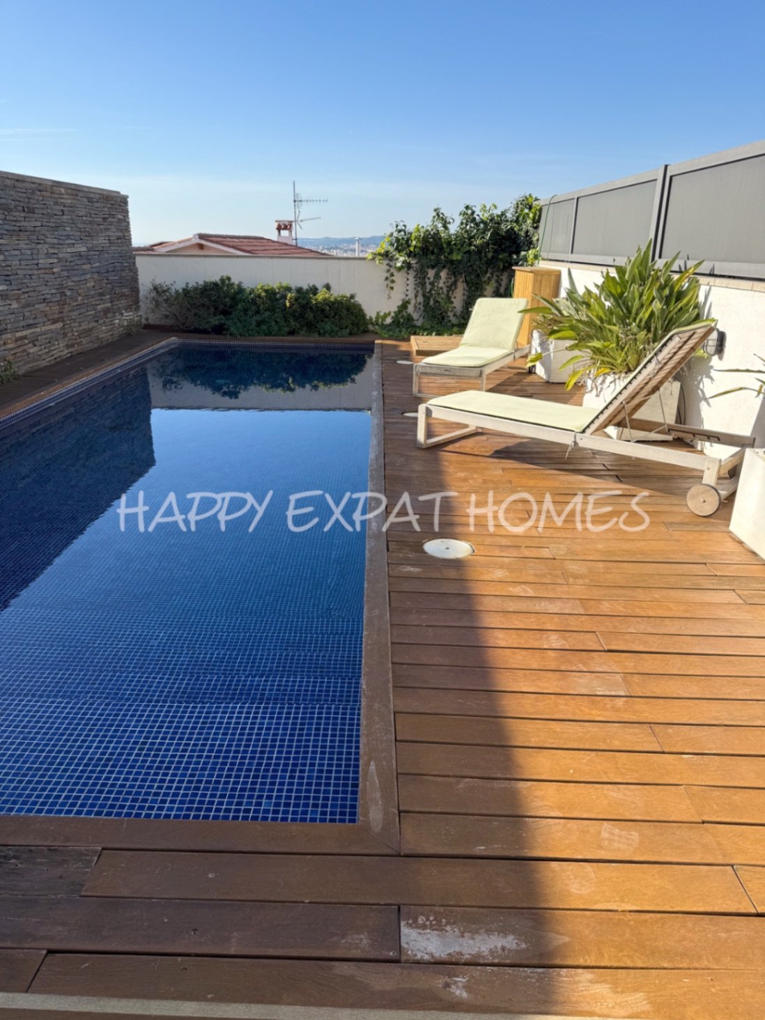 Villa Erin ist Ihr persönliches Stück Paradies! Diese helle, moderne, neu renovierte Villa befindet sich in bester Lage mit atemberaubendem Meerblick