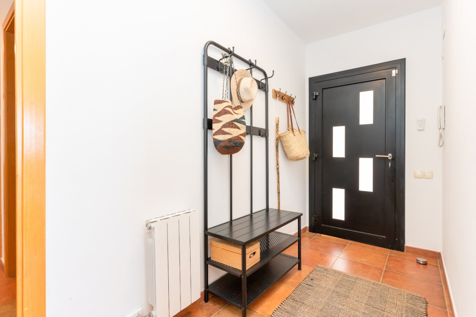 Entdecken Sie dieses geräumige Haus aus dem Jahr 2007, das 2022 renoviert wurde und über 300 m² Wohnfläche mit fantastischer Aussicht bietet. Perfekt