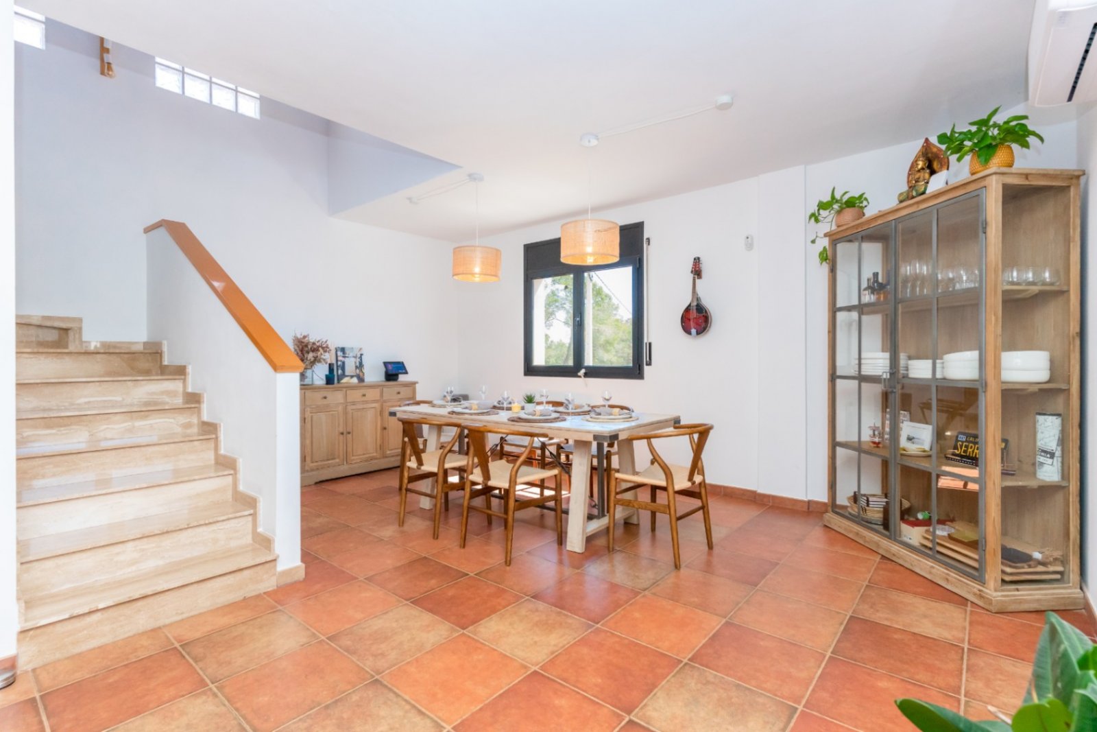 Entdecken Sie dieses geräumige Haus aus dem Jahr 2007, das 2022 renoviert wurde und über 300 m² Wohnfläche mit fantastischer Aussicht bietet. Perfekt