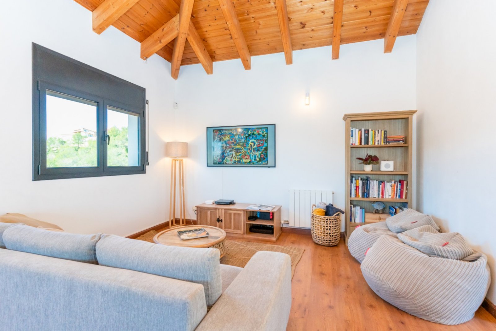 Entdecken Sie dieses geräumige Haus aus dem Jahr 2007, das 2022 renoviert wurde und über 300 m² Wohnfläche mit fantastischer Aussicht bietet. Perfekt