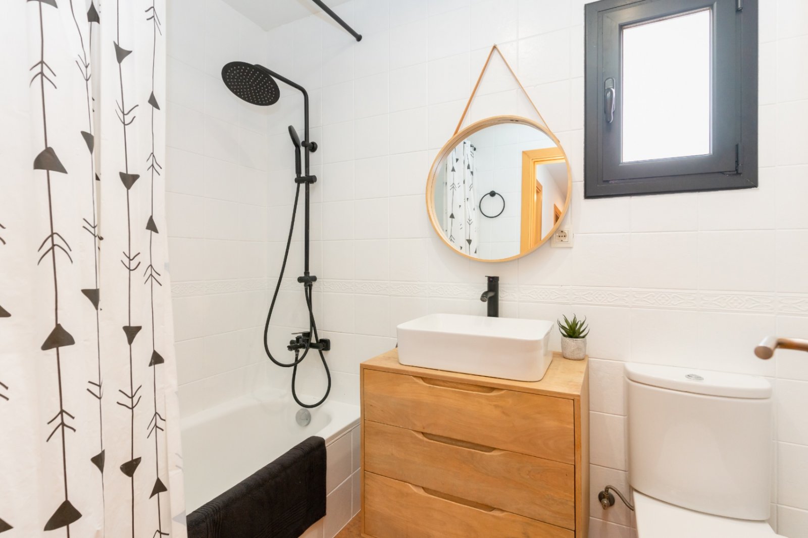 Entdecken Sie dieses geräumige Haus aus dem Jahr 2007, das 2022 renoviert wurde und über 300 m² Wohnfläche mit fantastischer Aussicht bietet. Perfekt