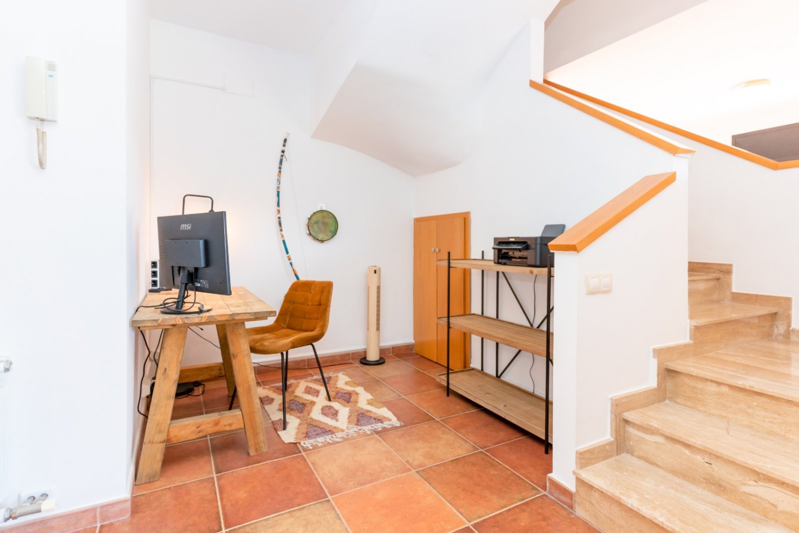 Entdecken Sie dieses geräumige Haus aus dem Jahr 2007, das 2022 renoviert wurde und über 300 m² Wohnfläche mit fantastischer Aussicht bietet. Perfekt