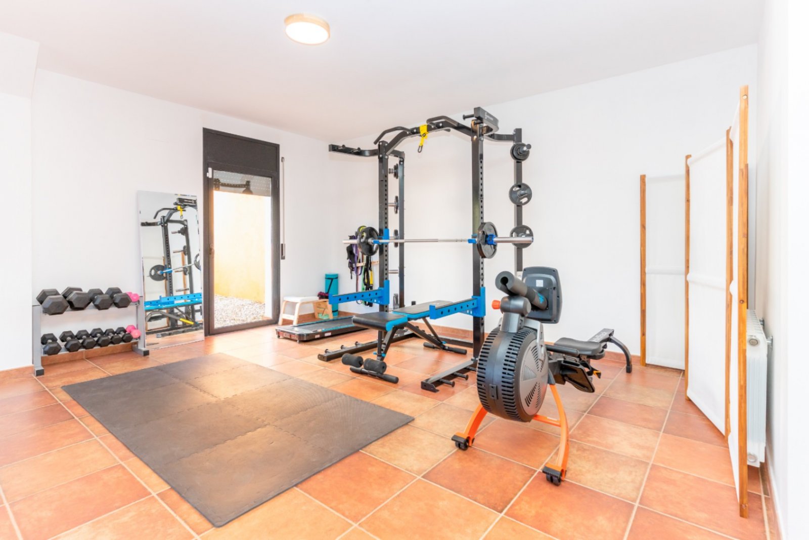 Entdecken Sie dieses geräumige Haus aus dem Jahr 2007, das 2022 renoviert wurde und über 300 m² Wohnfläche mit fantastischer Aussicht bietet. Perfekt