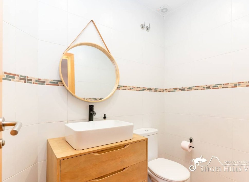 Entdecken Sie dieses geräumige Haus aus dem Jahr 2007, das 2022 renoviert wurde und über 300 m² Wohnfläche mit fantastischer Aussicht bietet. Perfekt