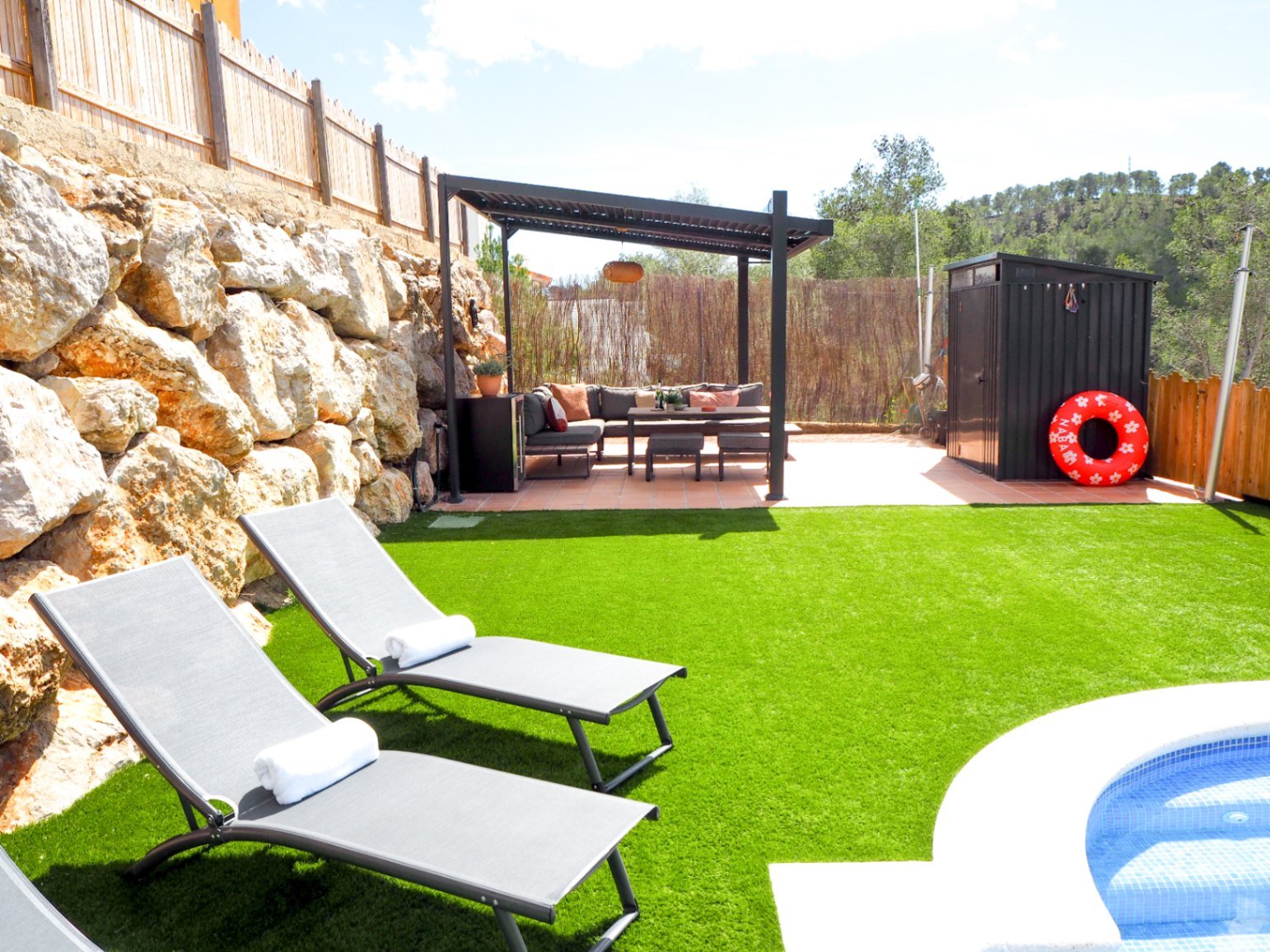 Entdecken Sie dieses geräumige Haus aus dem Jahr 2007, das 2022 renoviert wurde und über 300 m² Wohnfläche mit fantastischer Aussicht bietet. Perfekt