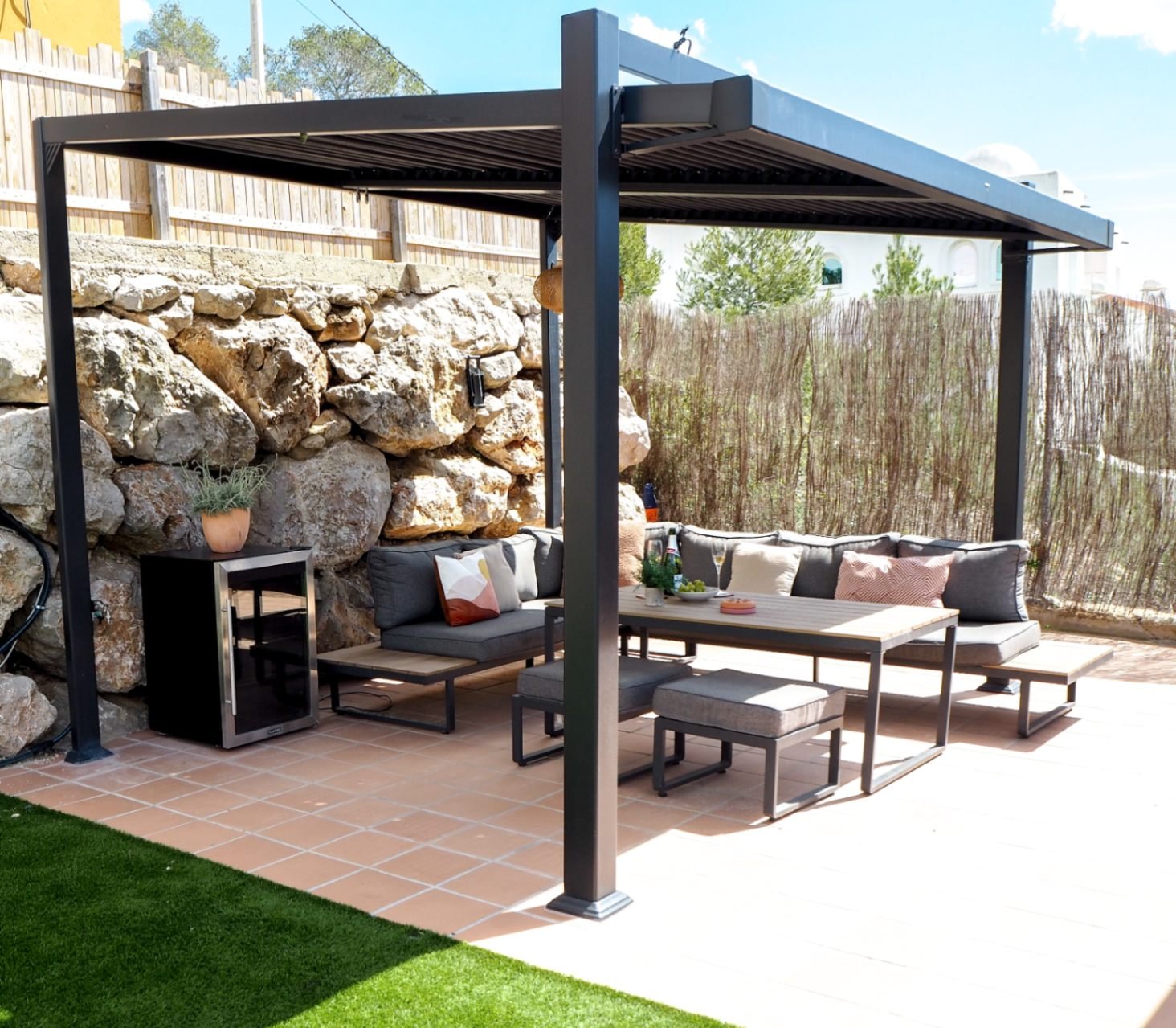 Entdecken Sie dieses geräumige Haus aus dem Jahr 2007, das 2022 renoviert wurde und über 300 m² Wohnfläche mit fantastischer Aussicht bietet. Perfekt