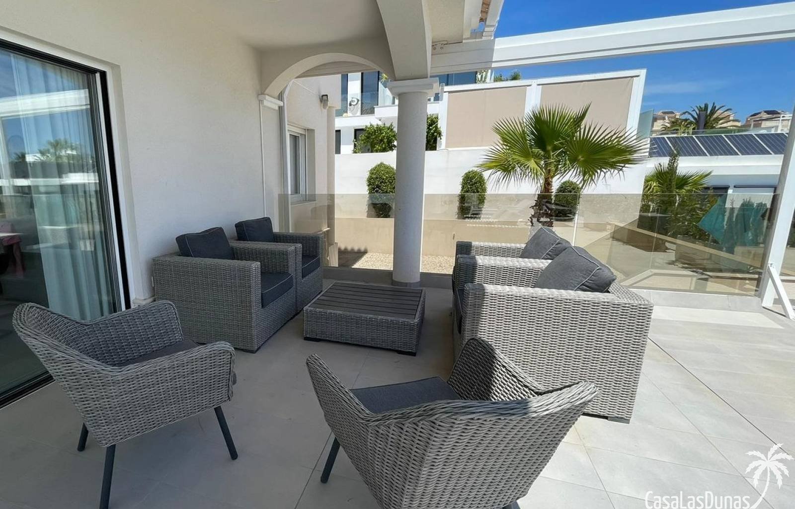 „Villa Kiro“ ist ein luxuriöser Rückzugsort im malerischen Dorf La Marina an der spanischen Küste. Diese über drei Etagen verteilte Luxusvilla bietet