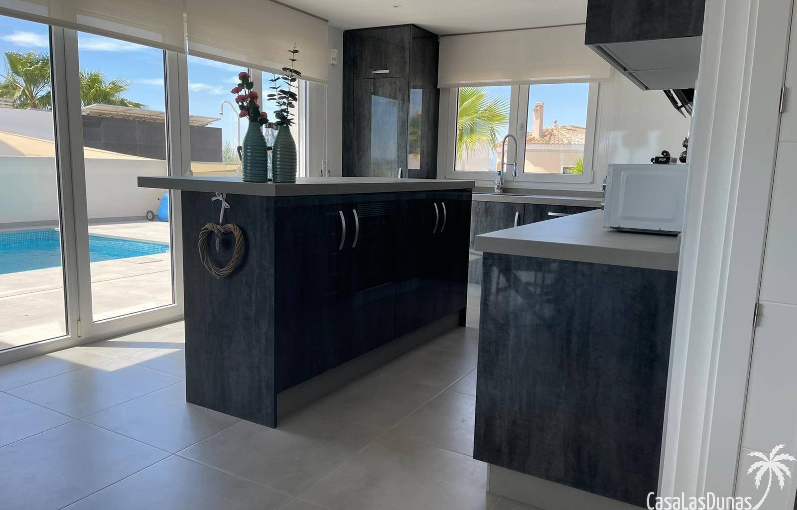 „Villa Kiro“ ist ein luxuriöser Rückzugsort im malerischen Dorf La Marina an der spanischen Küste. Diese über drei Etagen verteilte Luxusvilla bietet