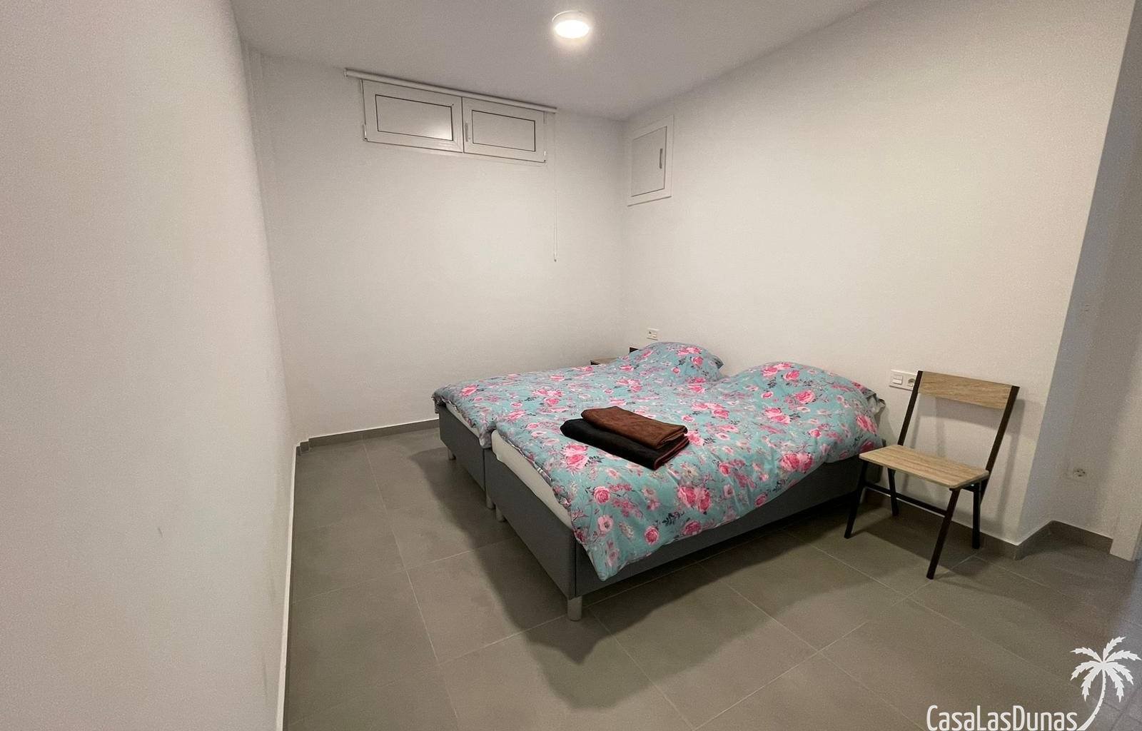 „Villa Kiro“ ist ein luxuriöser Rückzugsort im malerischen Dorf La Marina an der spanischen Küste. Diese über drei Etagen verteilte Luxusvilla bietet