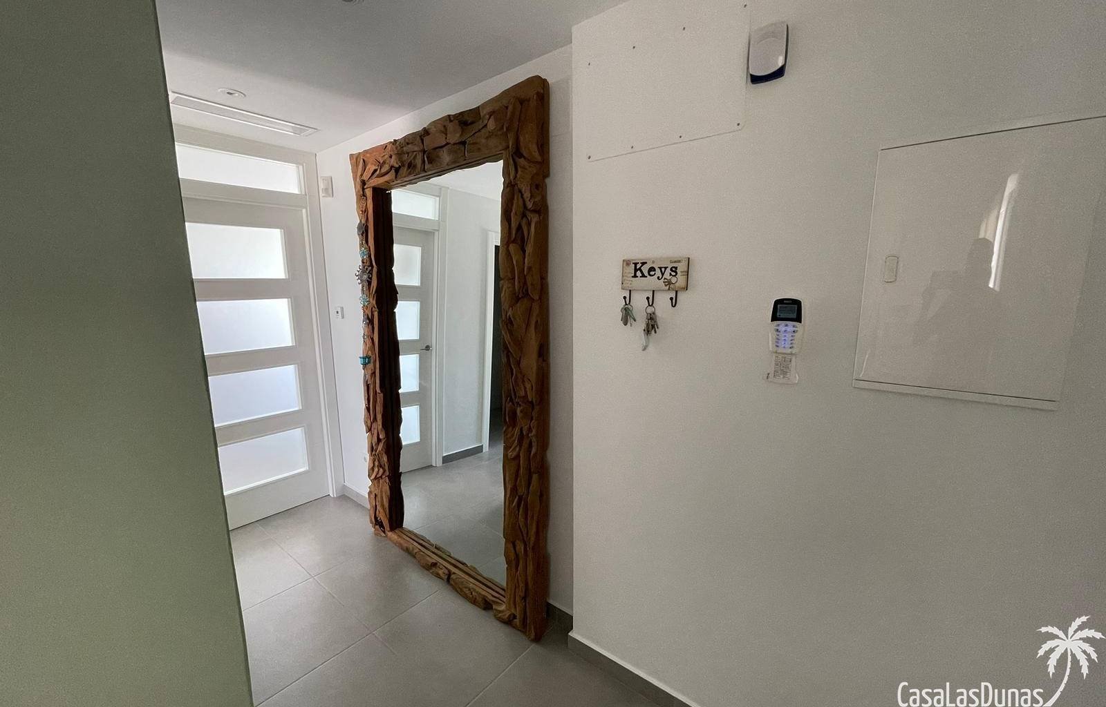 „Villa Kiro“ ist ein luxuriöser Rückzugsort im malerischen Dorf La Marina an der spanischen Küste. Diese über drei Etagen verteilte Luxusvilla bietet