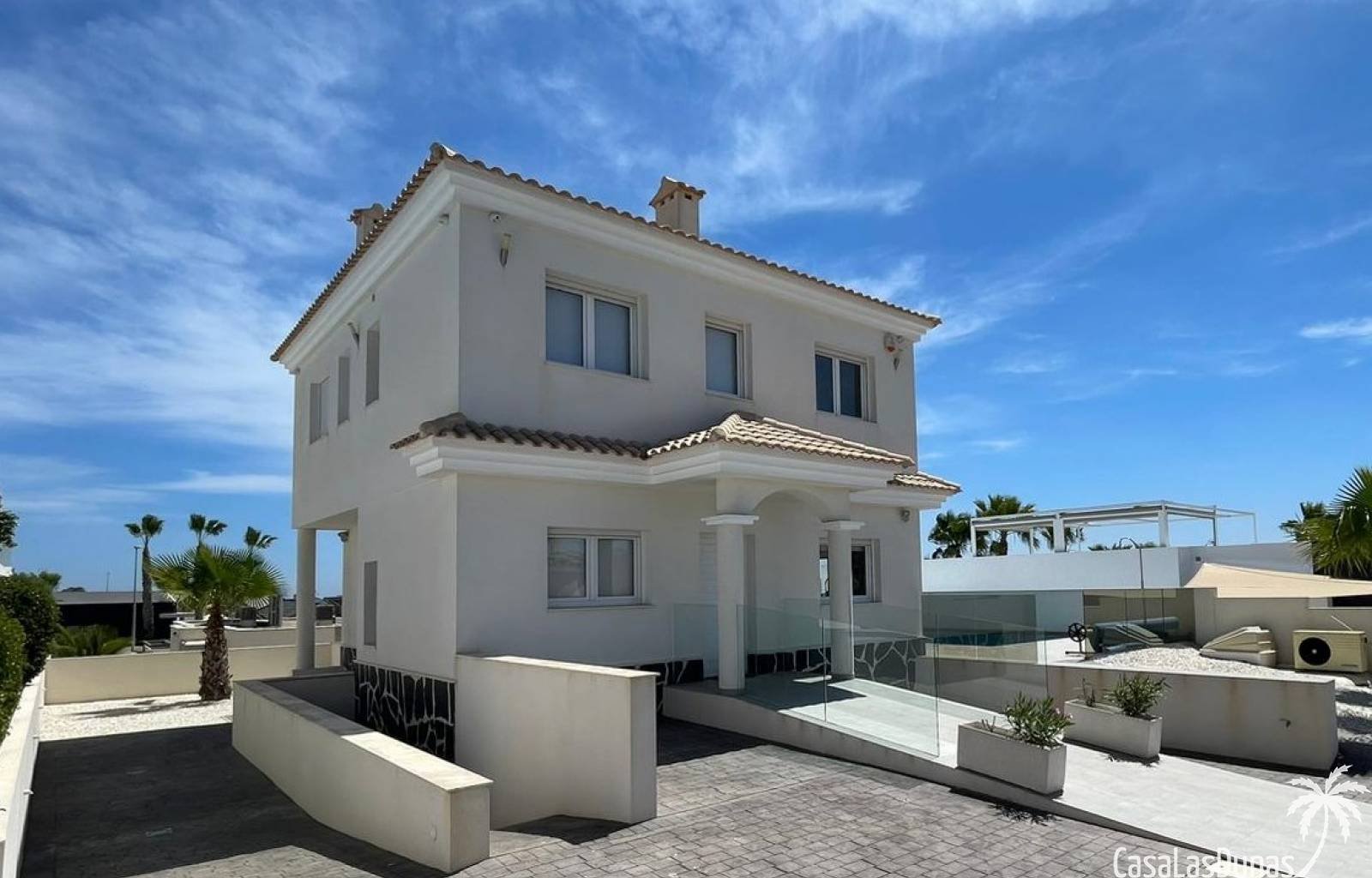 „Villa Kiro“ ist ein luxuriöser Rückzugsort im malerischen Dorf La Marina an der spanischen Küste. Diese über drei Etagen verteilte Luxusvilla bietet