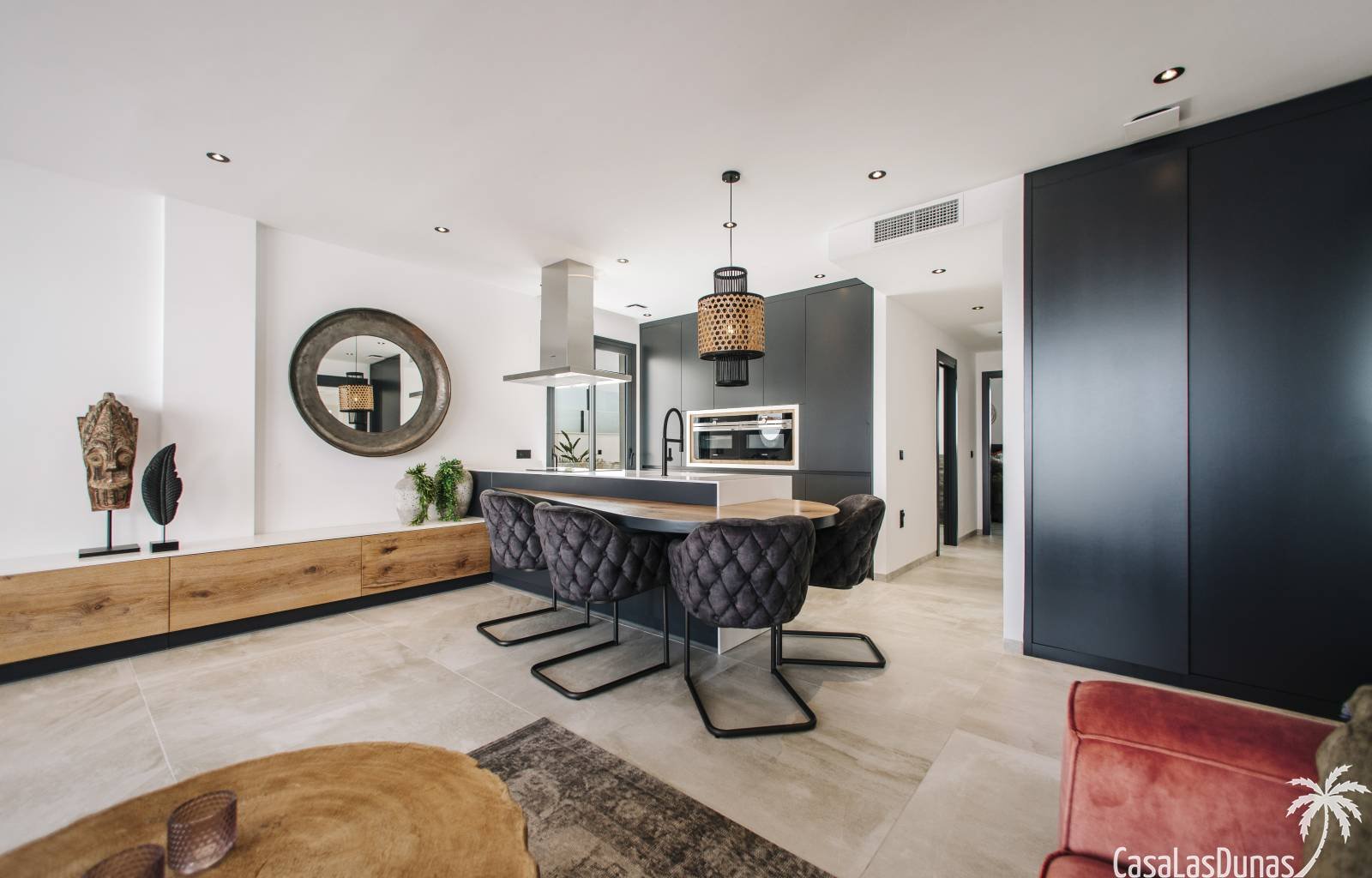 Sie suchen ein großes Haus mit privatem Pool, möchten aber in einer geschlossenen Wohnanlage wohnen? Suchen Sie also nicht weiter: Dieses Projekt ist