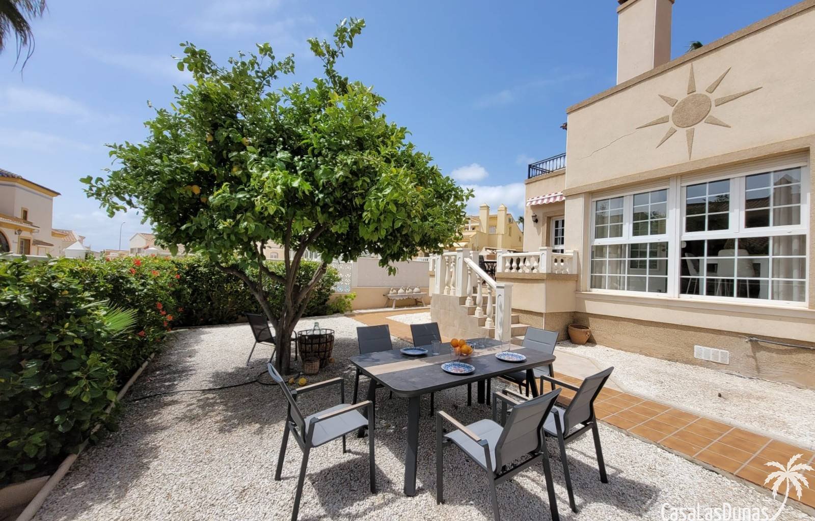  In dieser prächtigen, freistehenden Villa erwartet Sie eine Oase der Ruhe, nur wenige Schritte von allen Annehmlichkeiten entfernt! Stellen Sie sich 