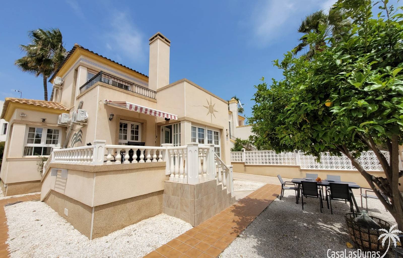  In dieser prächtigen, freistehenden Villa erwartet Sie eine Oase der Ruhe, nur wenige Schritte von allen Annehmlichkeiten entfernt! Stellen Sie sich 