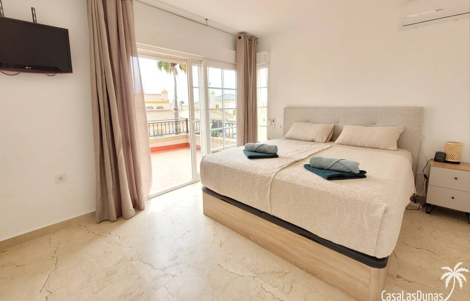  In dieser prächtigen, freistehenden Villa erwartet Sie eine Oase der Ruhe, nur wenige Schritte von allen Annehmlichkeiten entfernt! Stellen Sie sich 