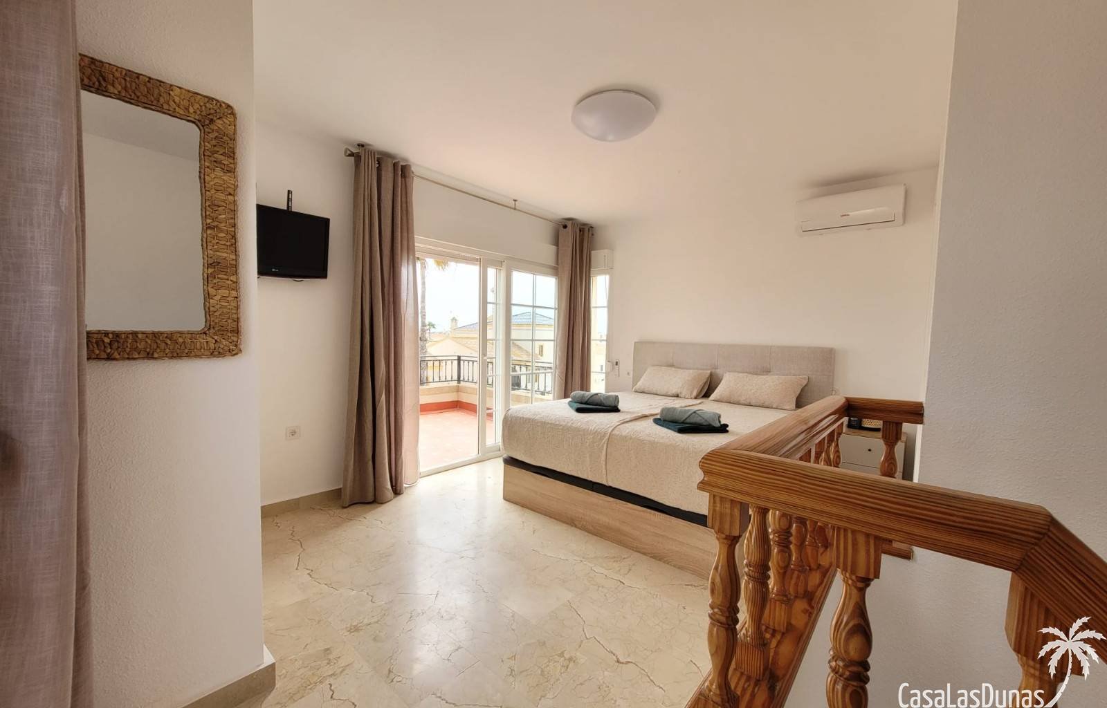  In dieser prächtigen, freistehenden Villa erwartet Sie eine Oase der Ruhe, nur wenige Schritte von allen Annehmlichkeiten entfernt! Stellen Sie sich 