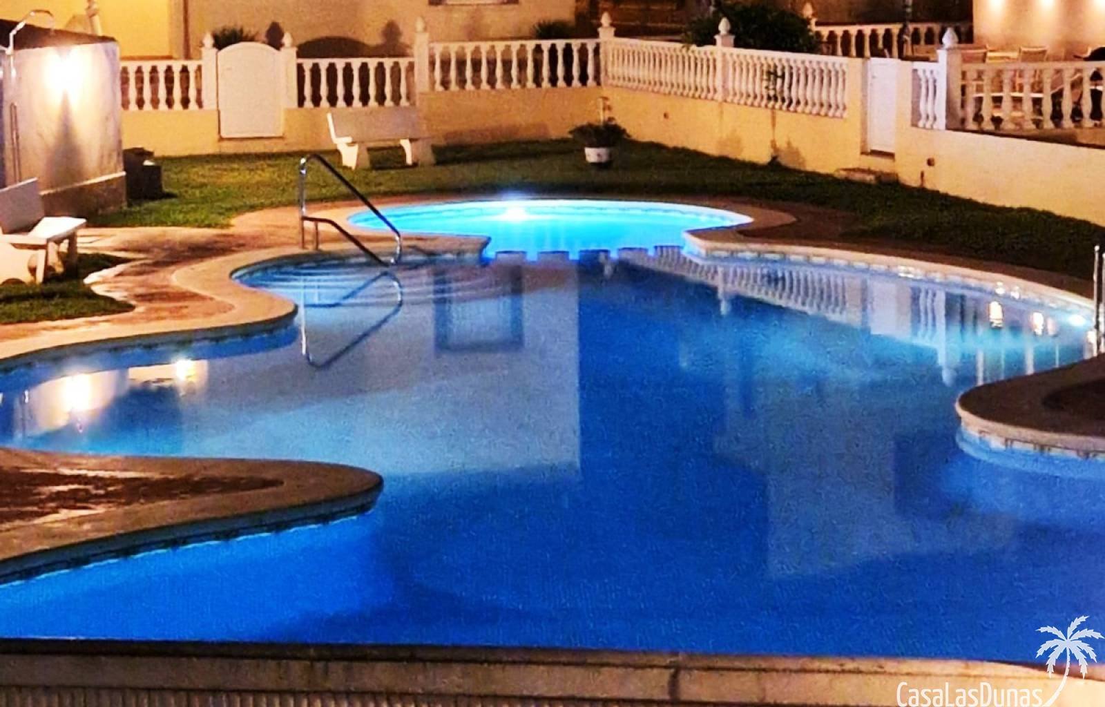  In dieser prächtigen, freistehenden Villa erwartet Sie eine Oase der Ruhe, nur wenige Schritte von allen Annehmlichkeiten entfernt! Stellen Sie sich 