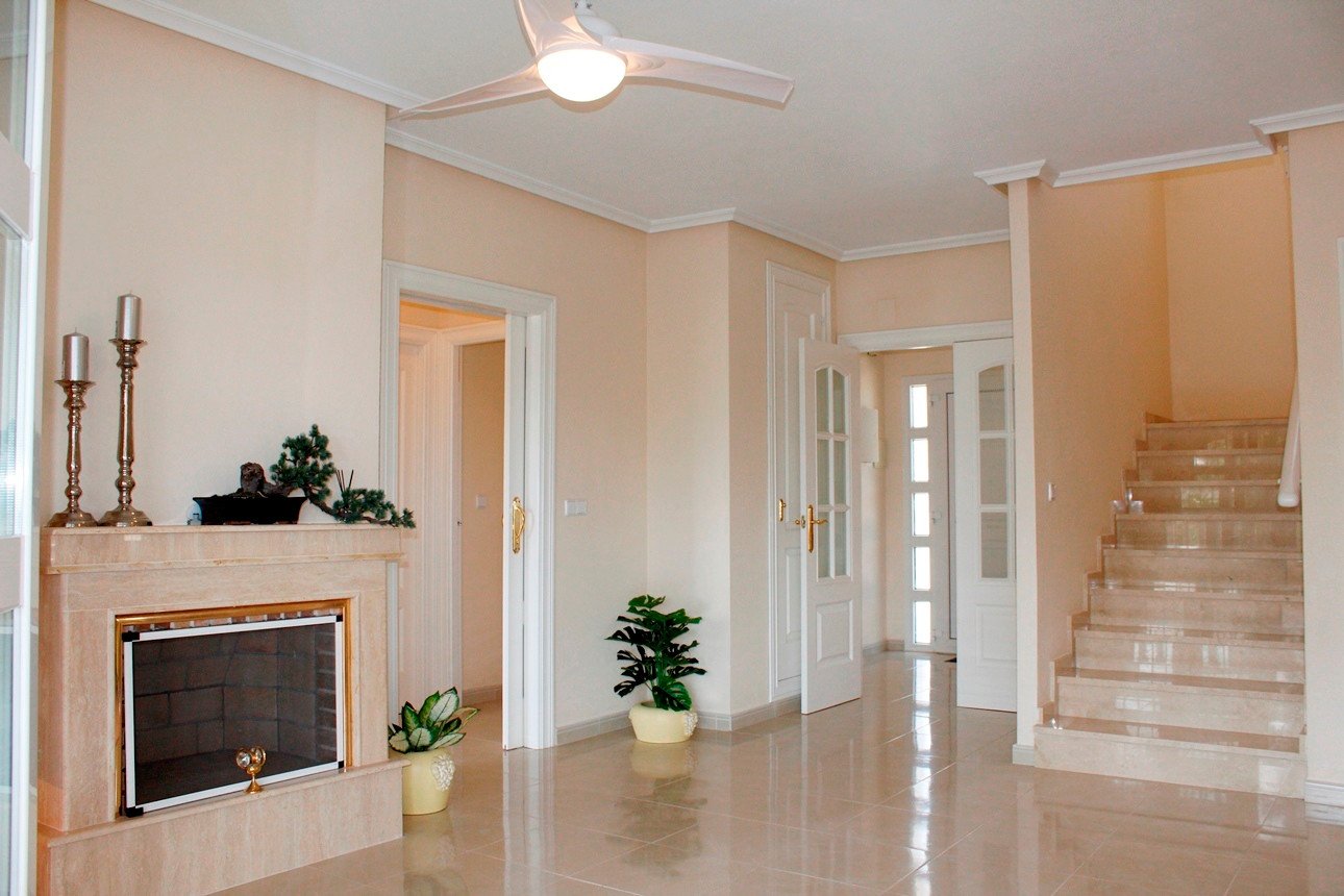 Wunderschöne Villa mit Blick auf den Golfplatz Campo de Campoamor, in einer schönen ruhigen Straße gelegen