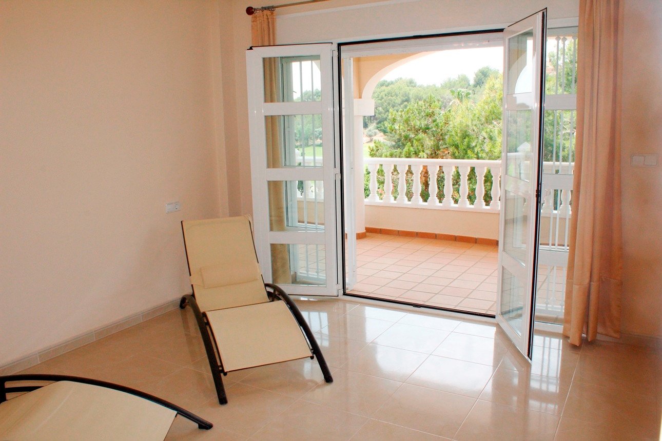 Wunderschöne Villa mit Blick auf den Golfplatz Campo de Campoamor, in einer schönen ruhigen Straße gelegen