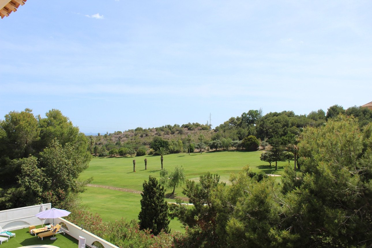 Wunderschöne Villa mit Blick auf den Golfplatz Campo de Campoamor, in einer schönen ruhigen Straße gelegen