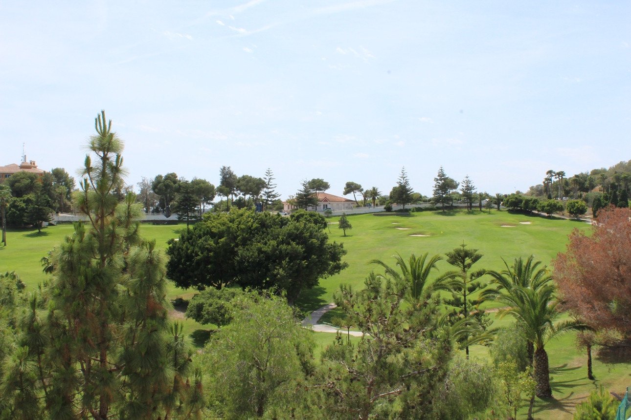 Wunderschöne Villa mit Blick auf den Golfplatz Campo de Campoamor, in einer schönen ruhigen Straße gelegen
