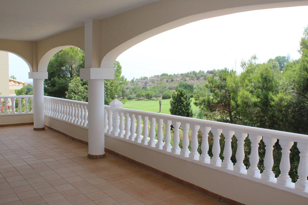 Wunderschöne Villa mit Blick auf den Golfplatz Campo de Campoamor, in einer schönen ruhigen Straße gelegen