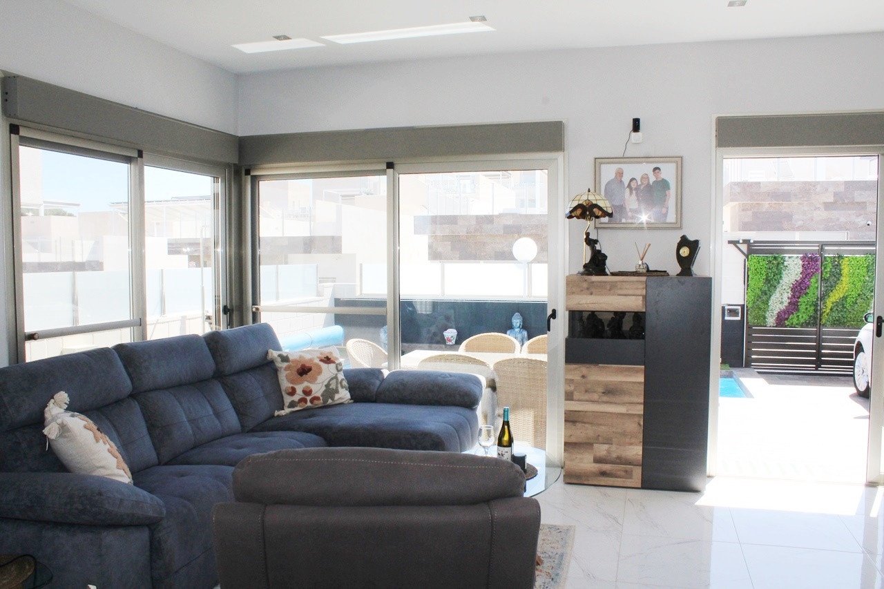 Schönes freistehendes Haus mit Südlage Villa mit 4 Schlafzimmern und 3 en-suite Bädern zu verkaufen.