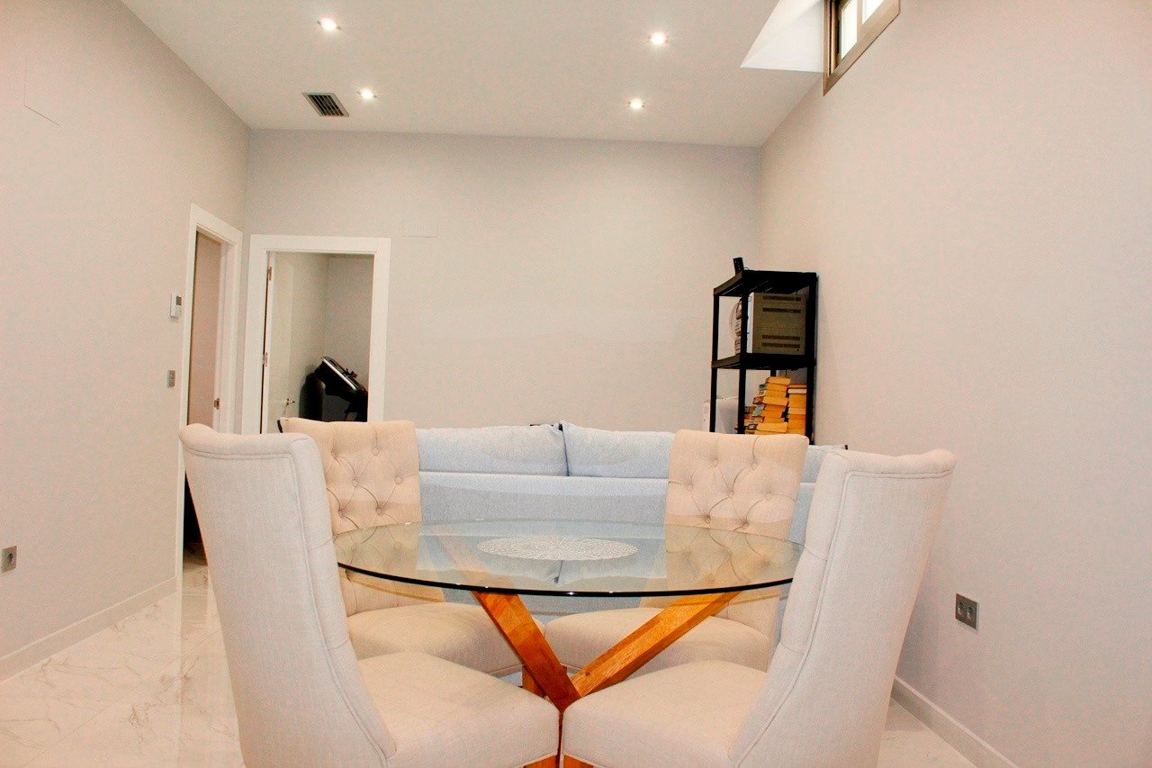 Schönes freistehendes Haus mit Südlage Villa mit 4 Schlafzimmern und 3 en-suite Bädern zu verkaufen.