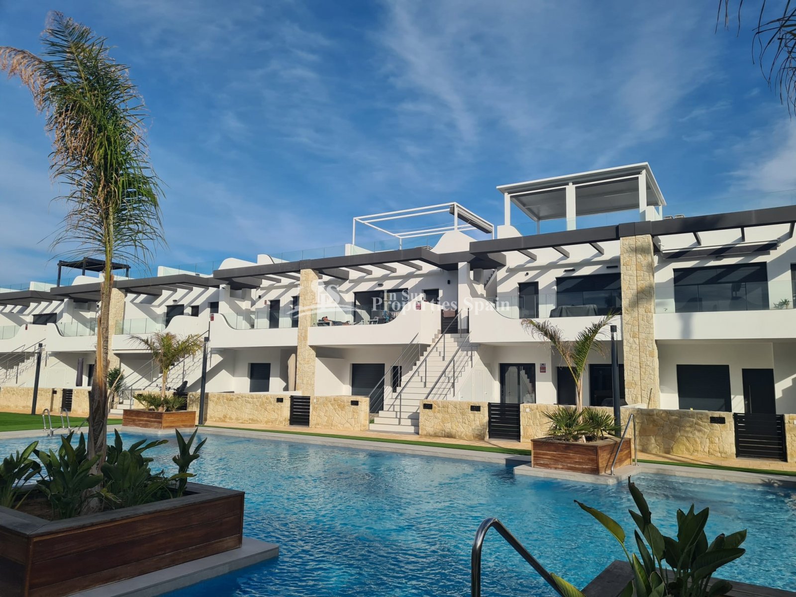 Neubausiedlung in Pilar de la Horadada - alle Annehmlichkeiten zu Fuß erreichbar!
Diese 72m2 Top-Wohnung besteht aus 2 Schlafzimmern, 2 Bäd