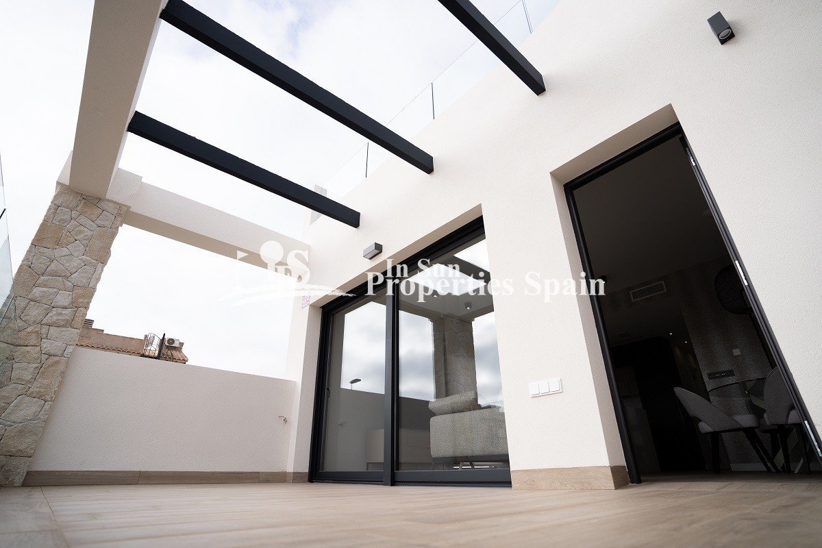 Neubausiedlung in Pilar de la Horadada - alle Annehmlichkeiten zu Fuß erreichbar!
Diese 72m2 Top-Wohnung besteht aus 2 Schlafzimmern, 2 Bäd