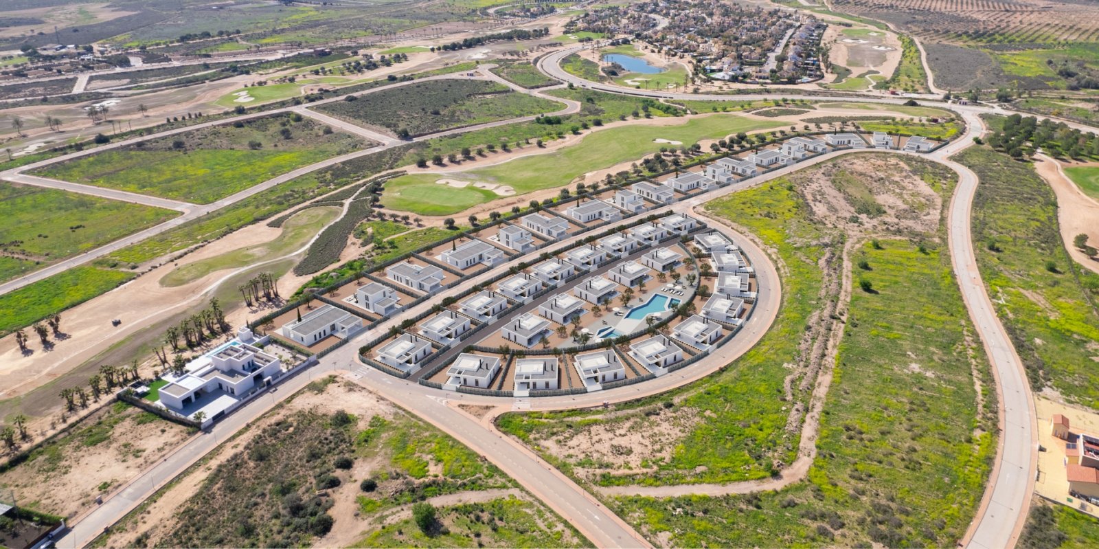 In der charmanten Stadt Fuente Álamo gelegen, bietet dieses exklusive Ensemble von 13 unabhängigen Häusern eine ideale Umgebung für diejenigen, die R