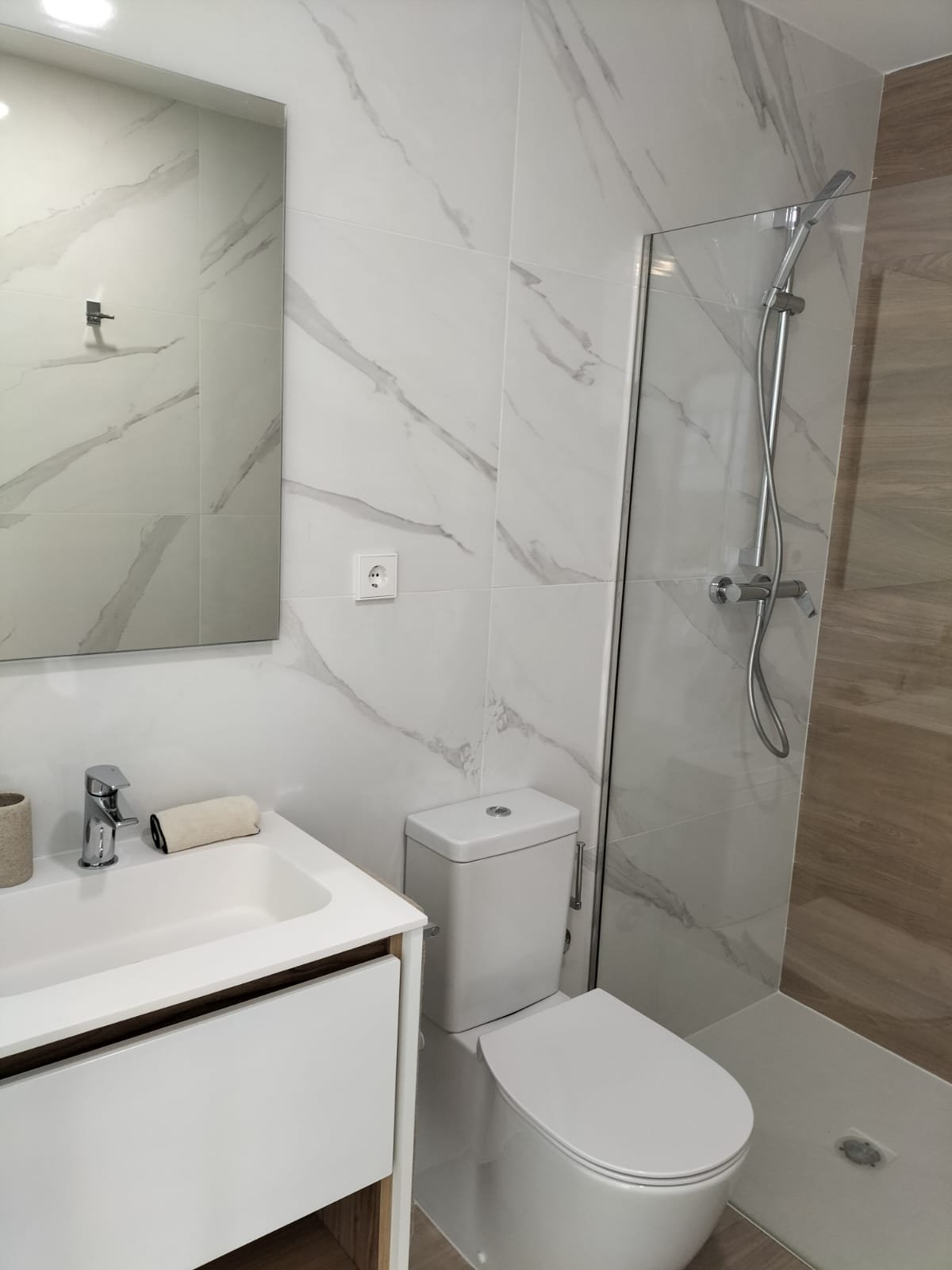 In der charmanten Stadt Orihuela gelegen, bietet diese Wohnanlage eine Vielzahl von Wohnmöglichkeiten, die unterschiedlichen Bedürfnissen und Lebenss