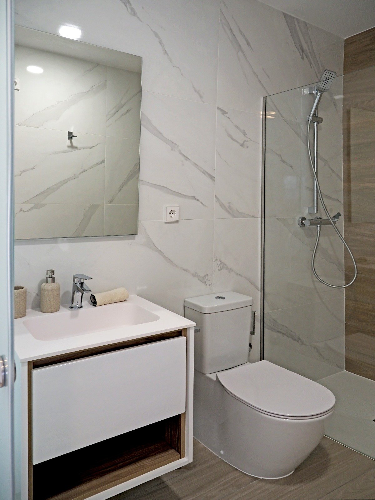 In der charmanten Stadt Orihuela gelegen, bietet diese Wohnanlage eine Vielzahl von Wohnmöglichkeiten, die unterschiedlichen Bedürfnissen und Lebenss