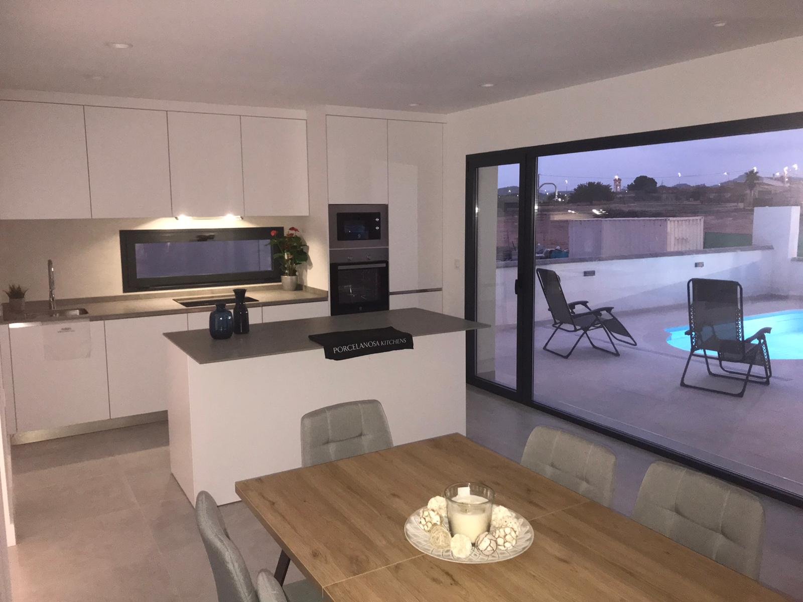 In der charmanten Ortschaft Fuente Álamo gelegen, bietet dieser Wohnkomplex eine Vielzahl von Typologien, um unterschiedliche Bedürfnisse und Lebenss