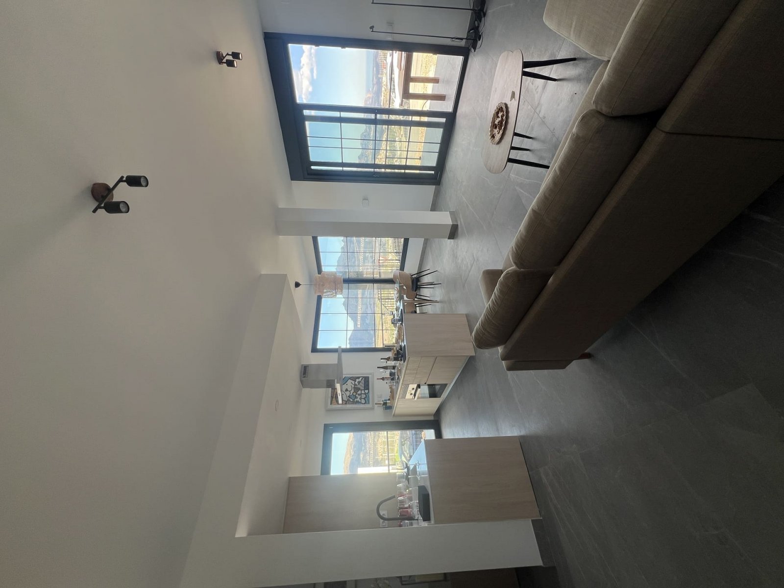 In der charmanten Stadt Polop gelegen, bieten diese Reihenhäuser eine ruhige und einladende Umgebung. Mit insgesamt sechs verfügbaren Immobilien ist