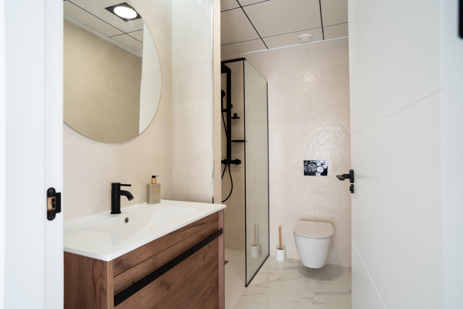 In der charmanten Gemeinde Pilar de la Horadada gelegen, bietet dieser Wohnkomplex eine Auswahl von 22 High-Bungalow und Low-Bungalow Wohnungen. Dies