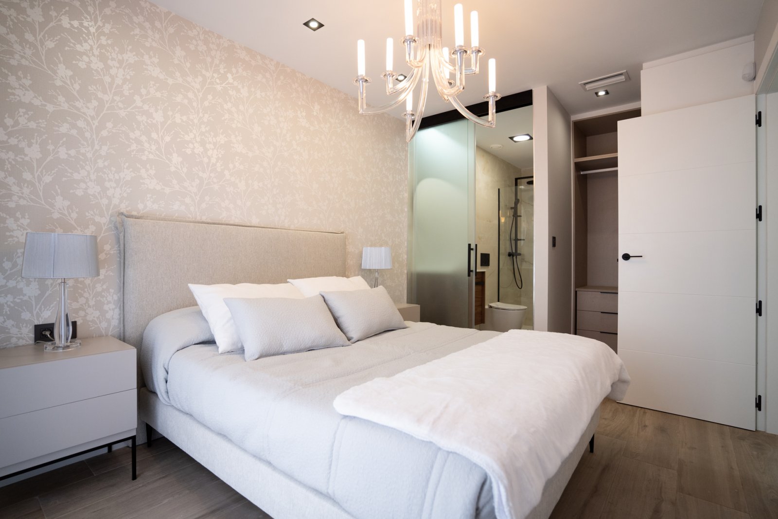 In der charmanten Gemeinde Pilar de la Horadada gelegen, bietet dieser Wohnkomplex eine Auswahl von 22 High-Bungalow und Low-Bungalow Wohnungen. Dies