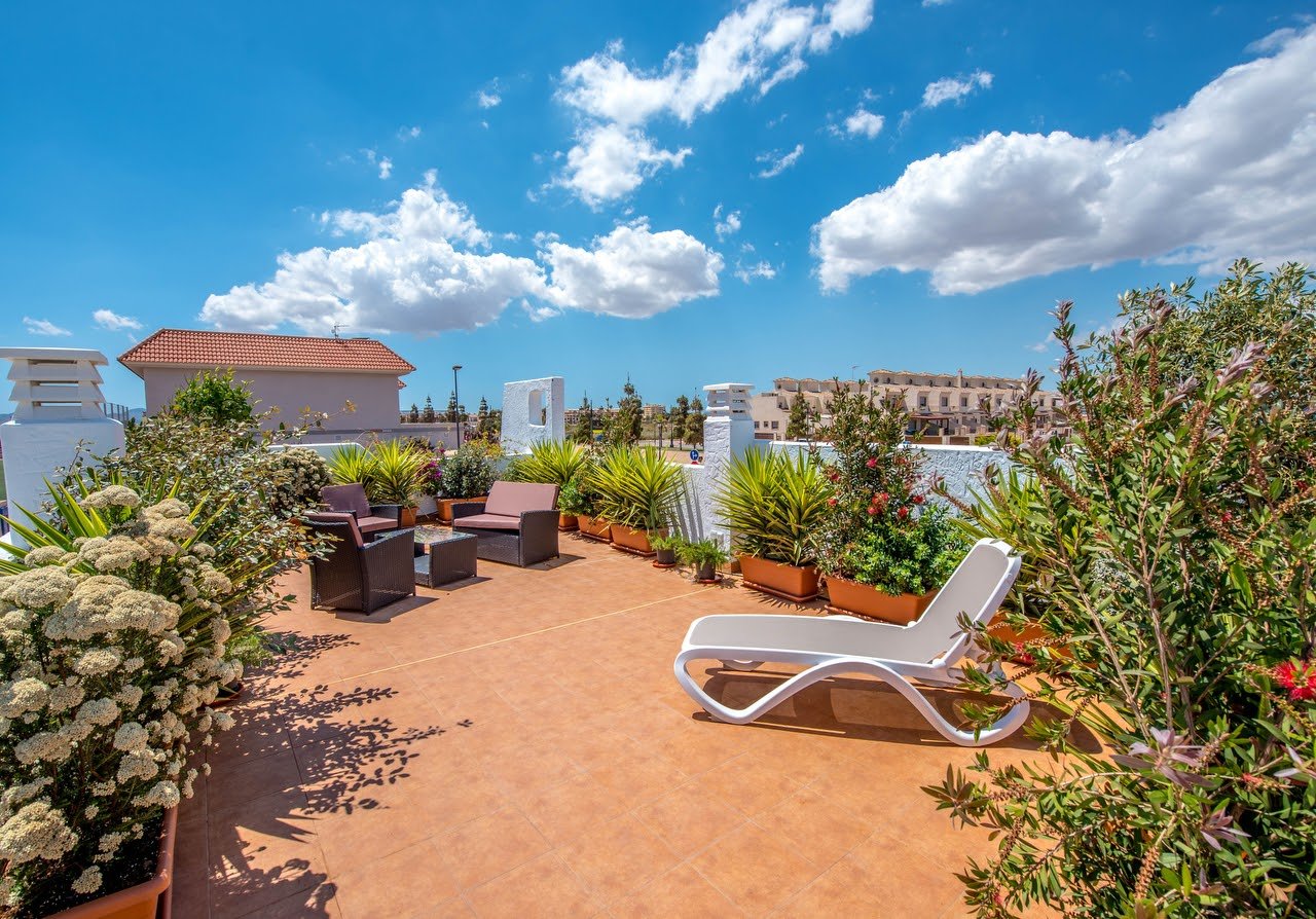 Im charmanten Ort Los Alcázares gelegen, bietet diese exklusive Wohnanlage 13 sorgfältig gestaltete Häuser, die den Bedürfnissen derjenigen gerecht w