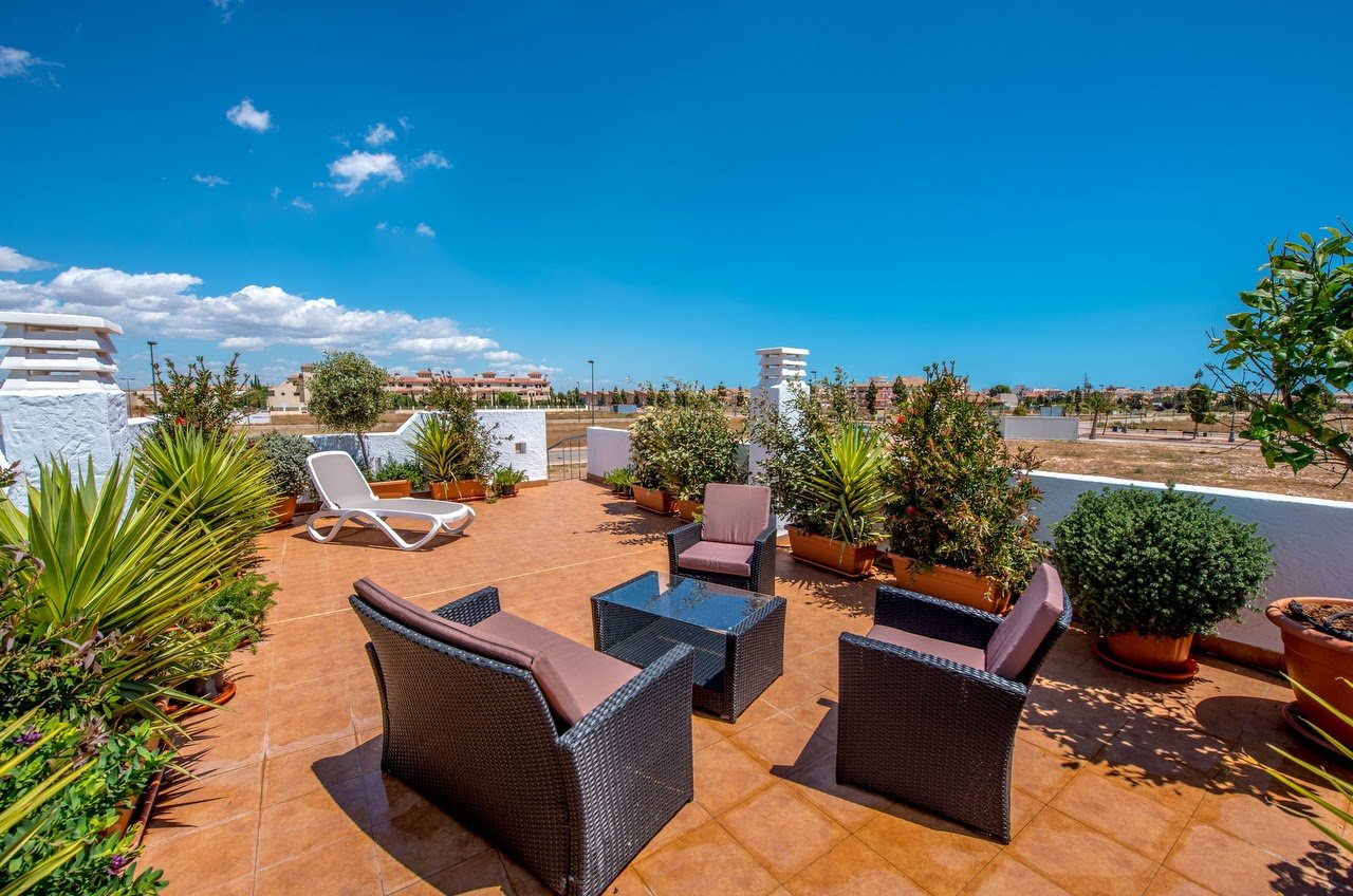 Im charmanten Ort Los Alcázares gelegen, bietet diese exklusive Wohnanlage 13 sorgfältig gestaltete Häuser, die den Bedürfnissen derjenigen gerecht w