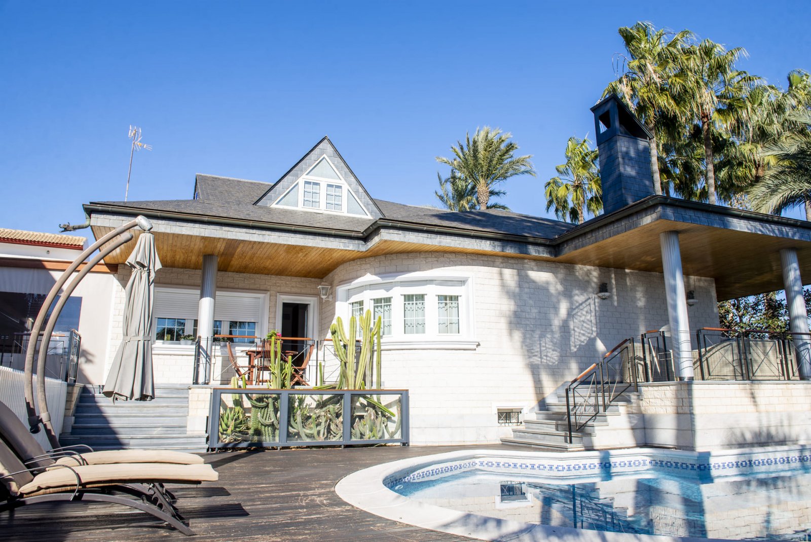 Diese Villa befindet sich in der charmanten Gemeinde San Pedro del Pinatar und bietet ein einzigartiges Wohnerlebnis mit Meerblick. Die Immobilie lie