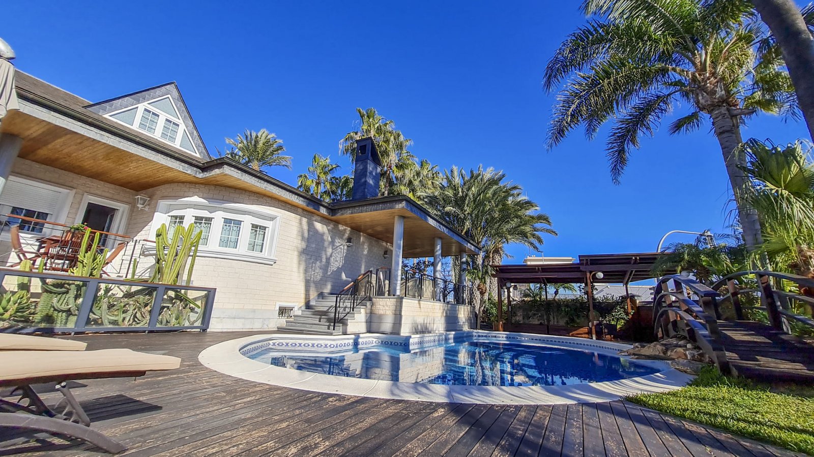 Diese Villa befindet sich in der charmanten Gemeinde San Pedro del Pinatar und bietet ein einzigartiges Wohnerlebnis mit Meerblick. Die Immobilie lie