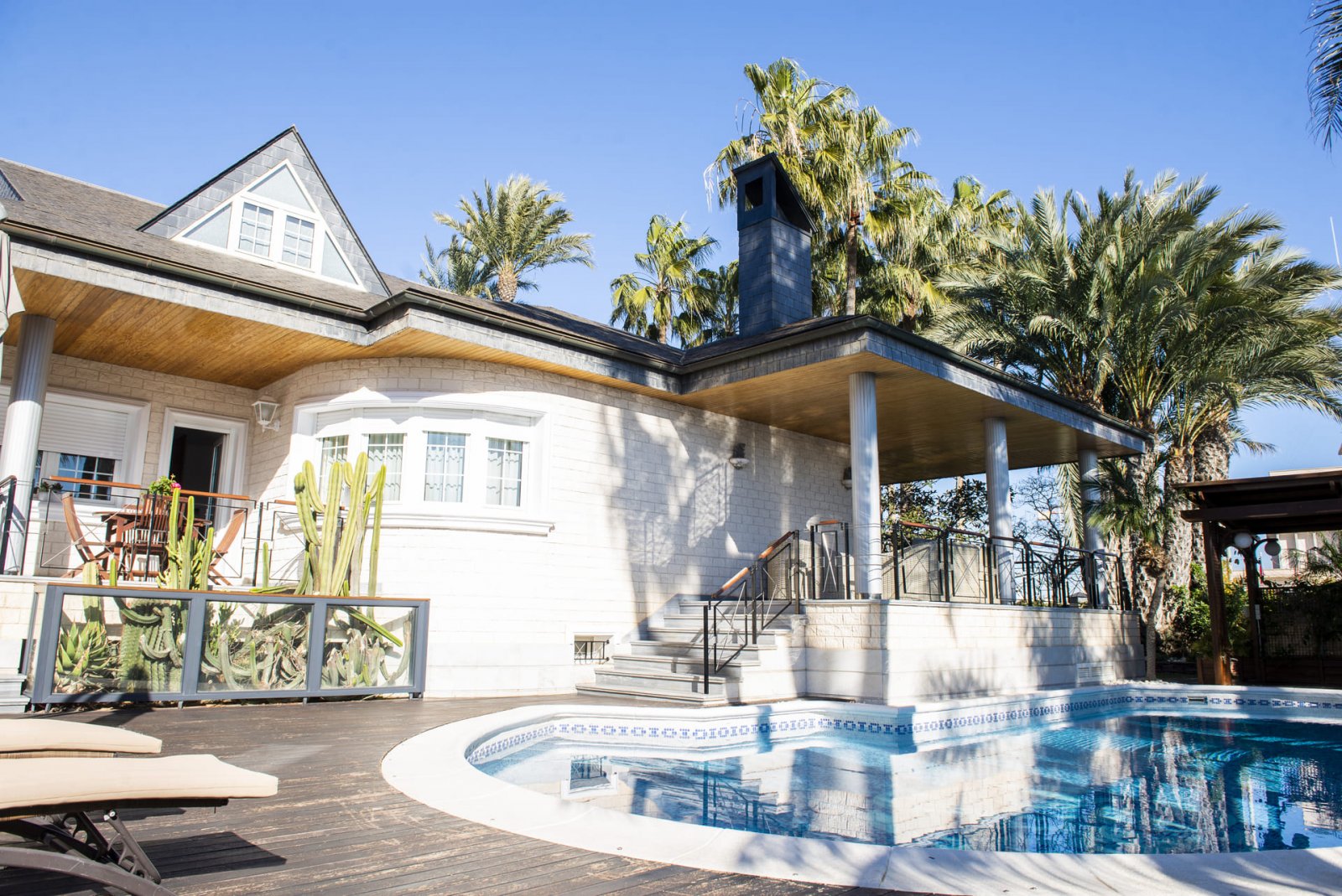 Diese Villa befindet sich in der charmanten Gemeinde San Pedro del Pinatar und bietet ein einzigartiges Wohnerlebnis mit Meerblick. Die Immobilie lie