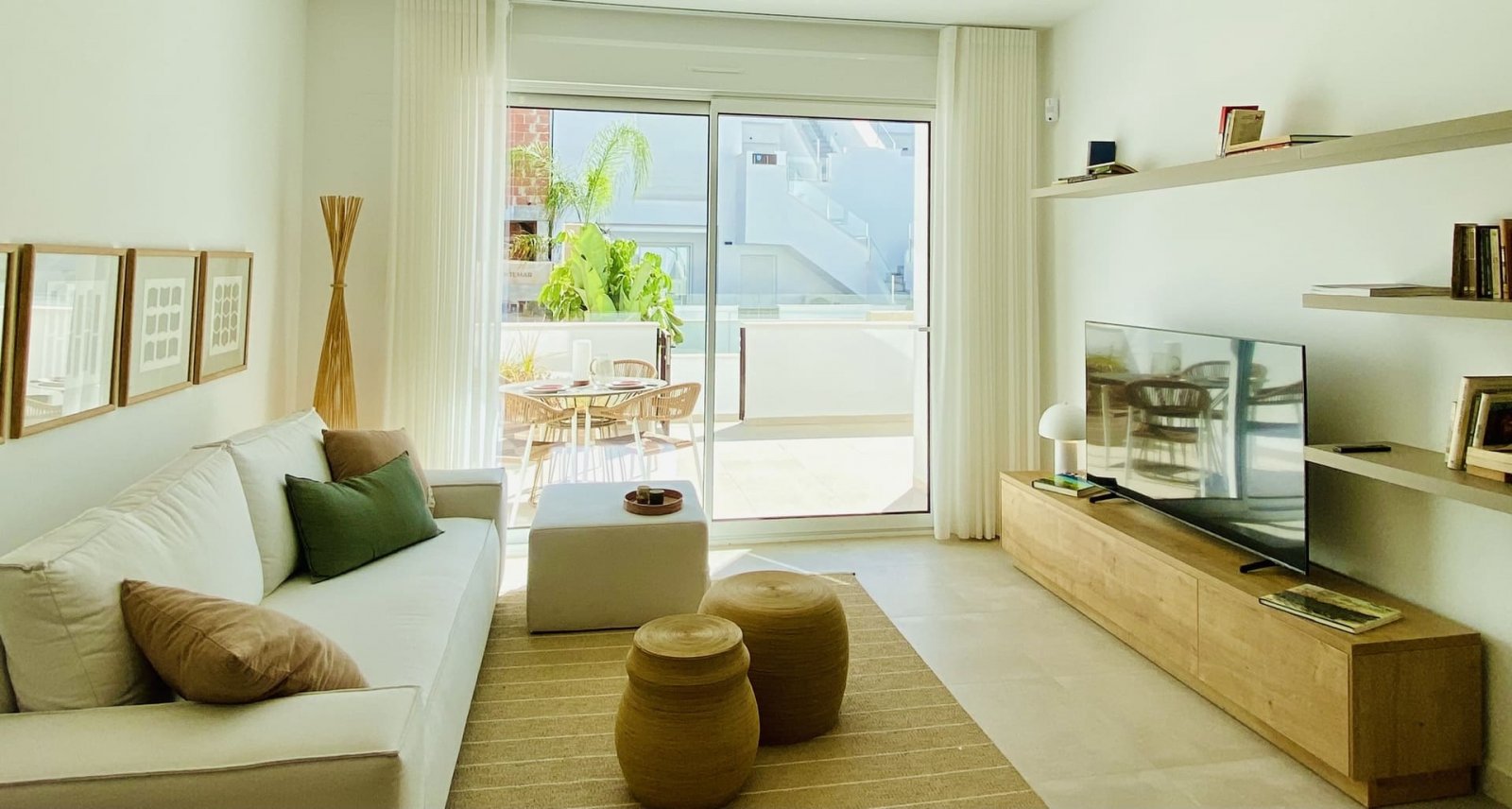 Im charmanten Ort Pilar de la Horadada gelegen, bietet dieser Wohnkomplex eine Auswahl an hohen und niedrigen Bungalows, die darauf ausgelegt sind, d