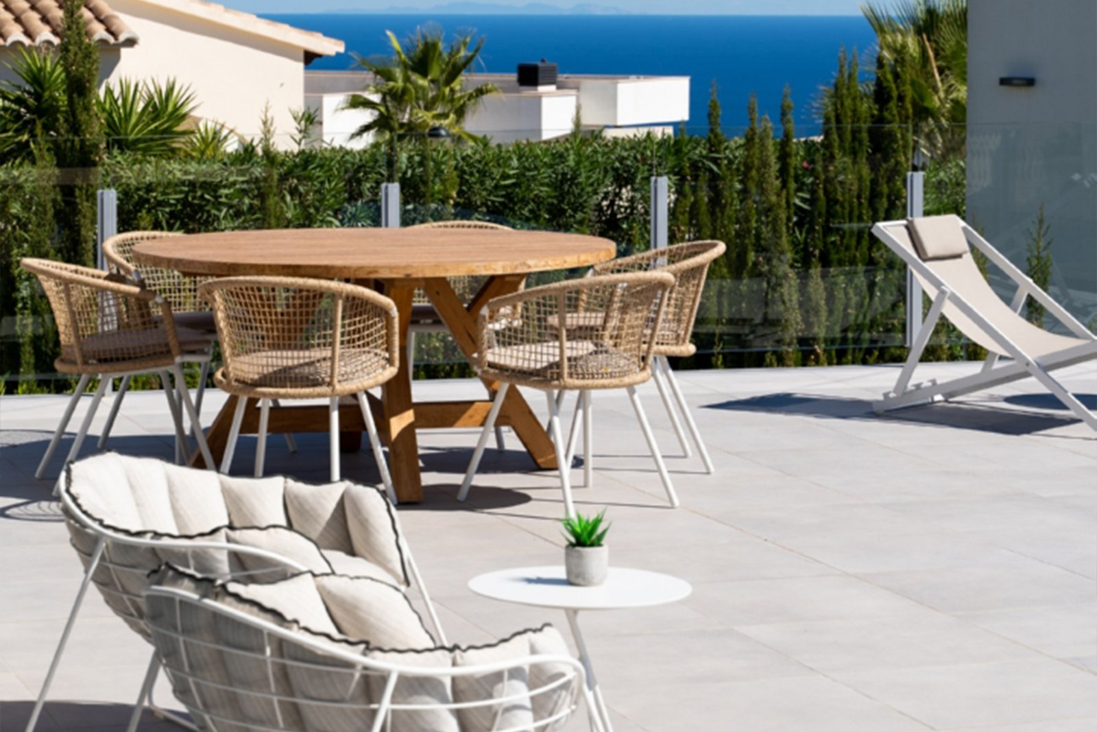 In der charmanten Ortschaft Benitachell gelegen, bieten diese exklusiven Villen eine privilegierte Umgebung mit Meerblick, nur 1 km von der Küste ent