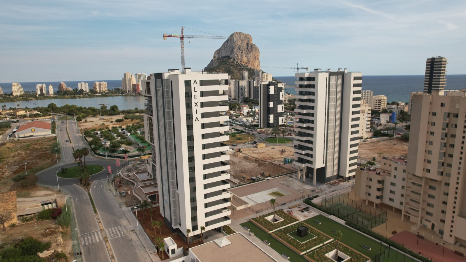  In der charmanten Stadt Calpe gelegen, bietet dieses exklusive Penthouse-Ensemble ein einzigartiges Wohnerlebnis mit beeindruckendem Meerblick. Mit n