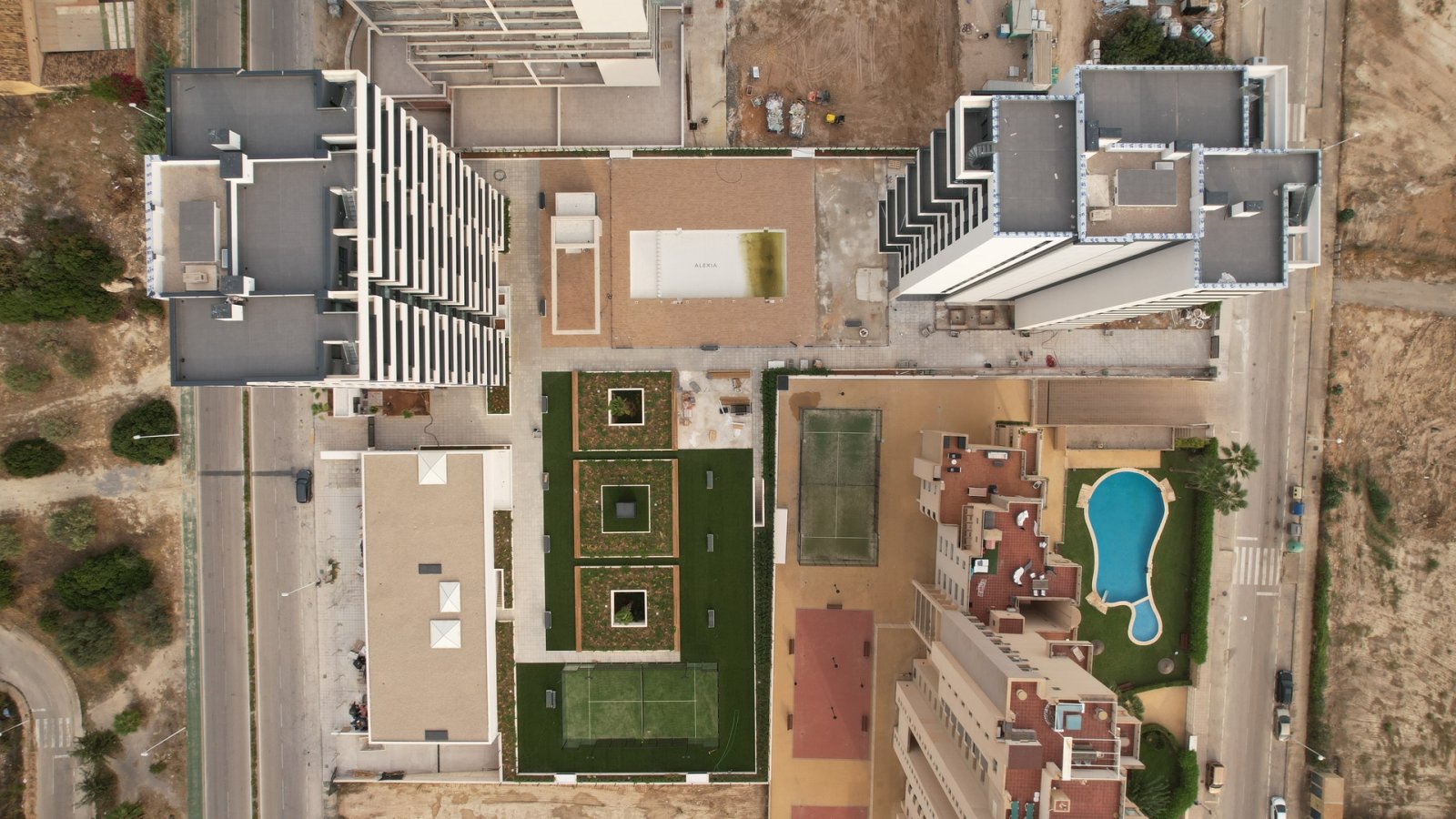  In der charmanten Stadt Calpe gelegen, bietet dieses exklusive Penthouse-Ensemble ein einzigartiges Wohnerlebnis mit beeindruckendem Meerblick. Mit n