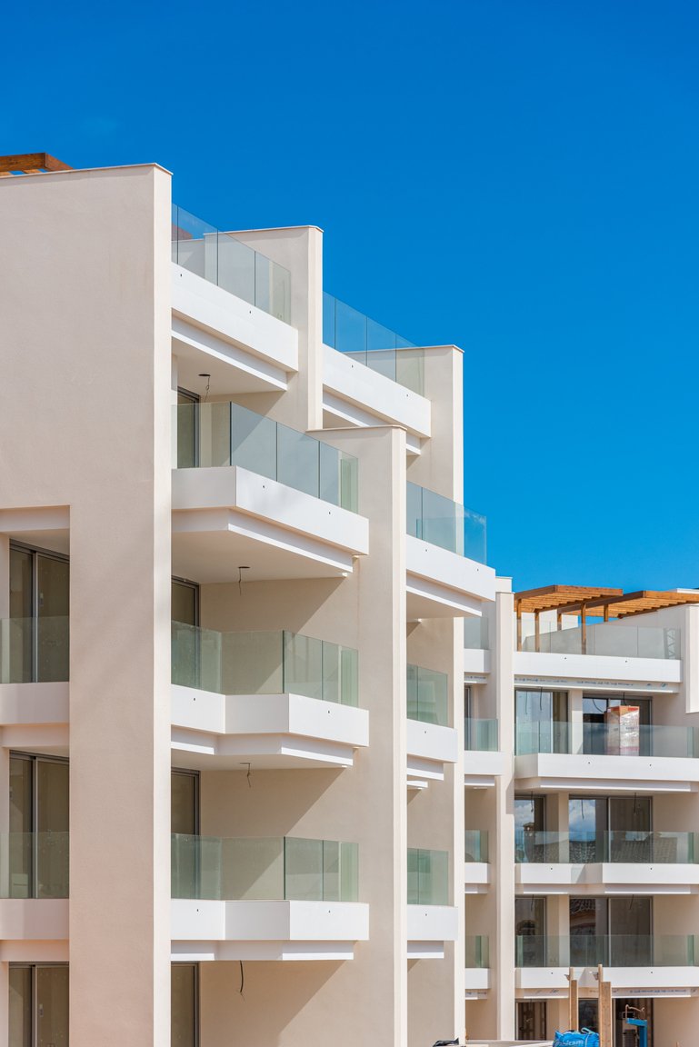 In der charmanten Stadt Orihuela gelegen, bietet diese exklusive Residenz eine Auswahl von 57 Immobilien, darunter Apartments, Erdgeschoss und Penthä