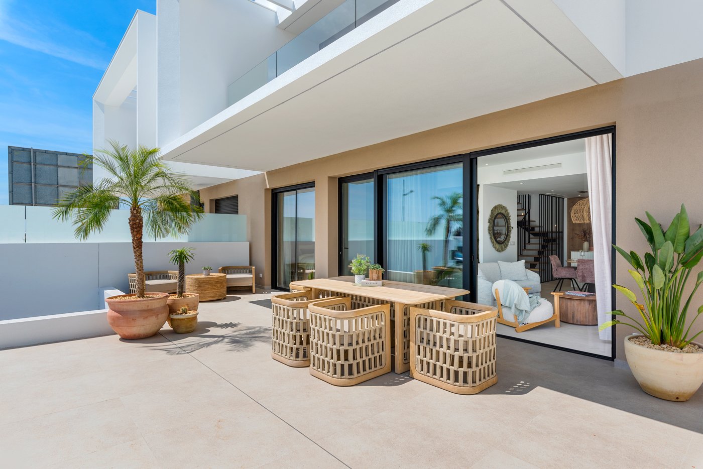 In der charmanten Ortschaft Dolores gelegen, bietet diese exklusive Sammlung von 10 Reihenhäusern eine ideale Wohnumgebung für diejenigen, die Ruhe u