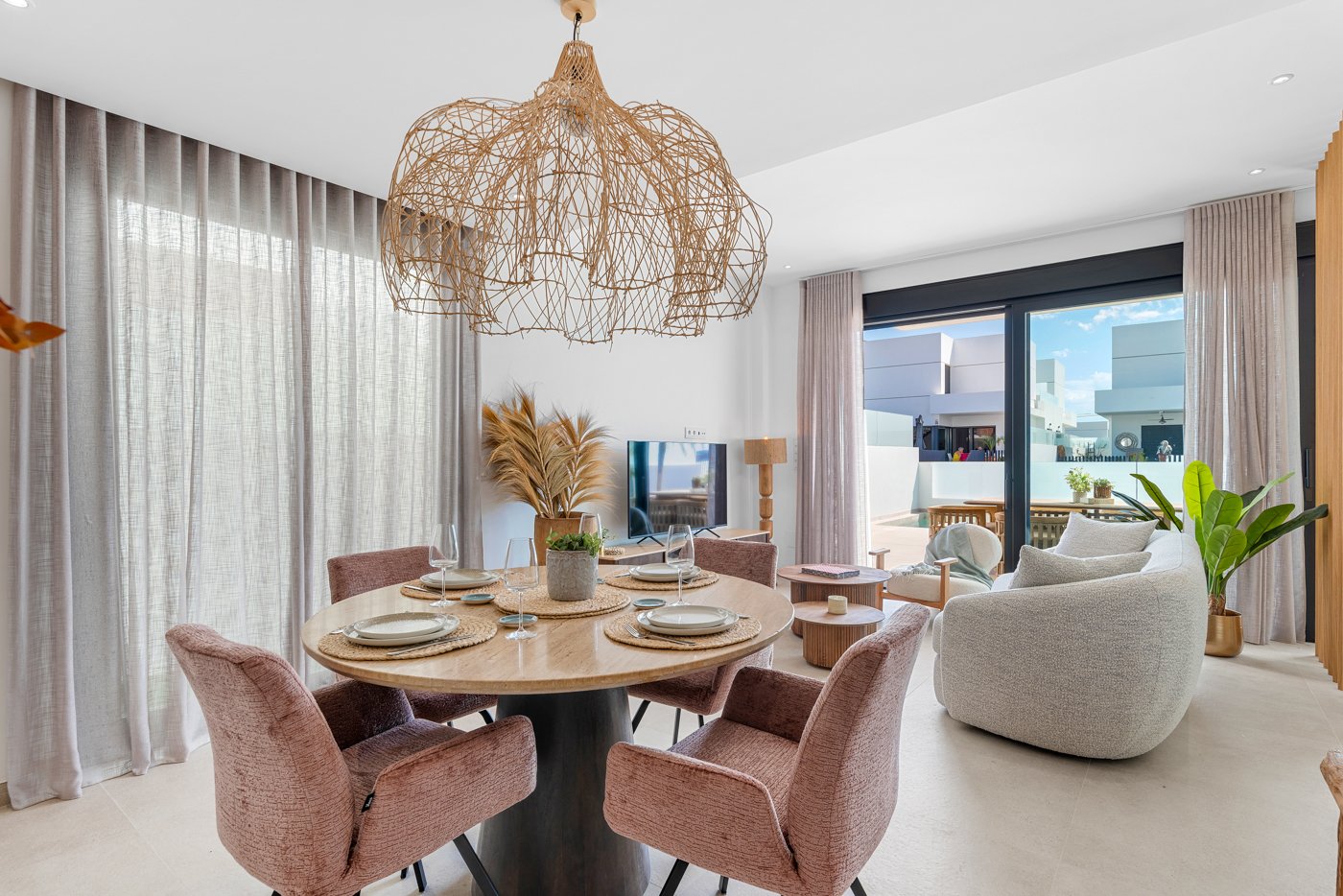 In der charmanten Ortschaft Dolores gelegen, bietet diese exklusive Sammlung von 10 Reihenhäusern eine ideale Wohnumgebung für diejenigen, die Ruhe u