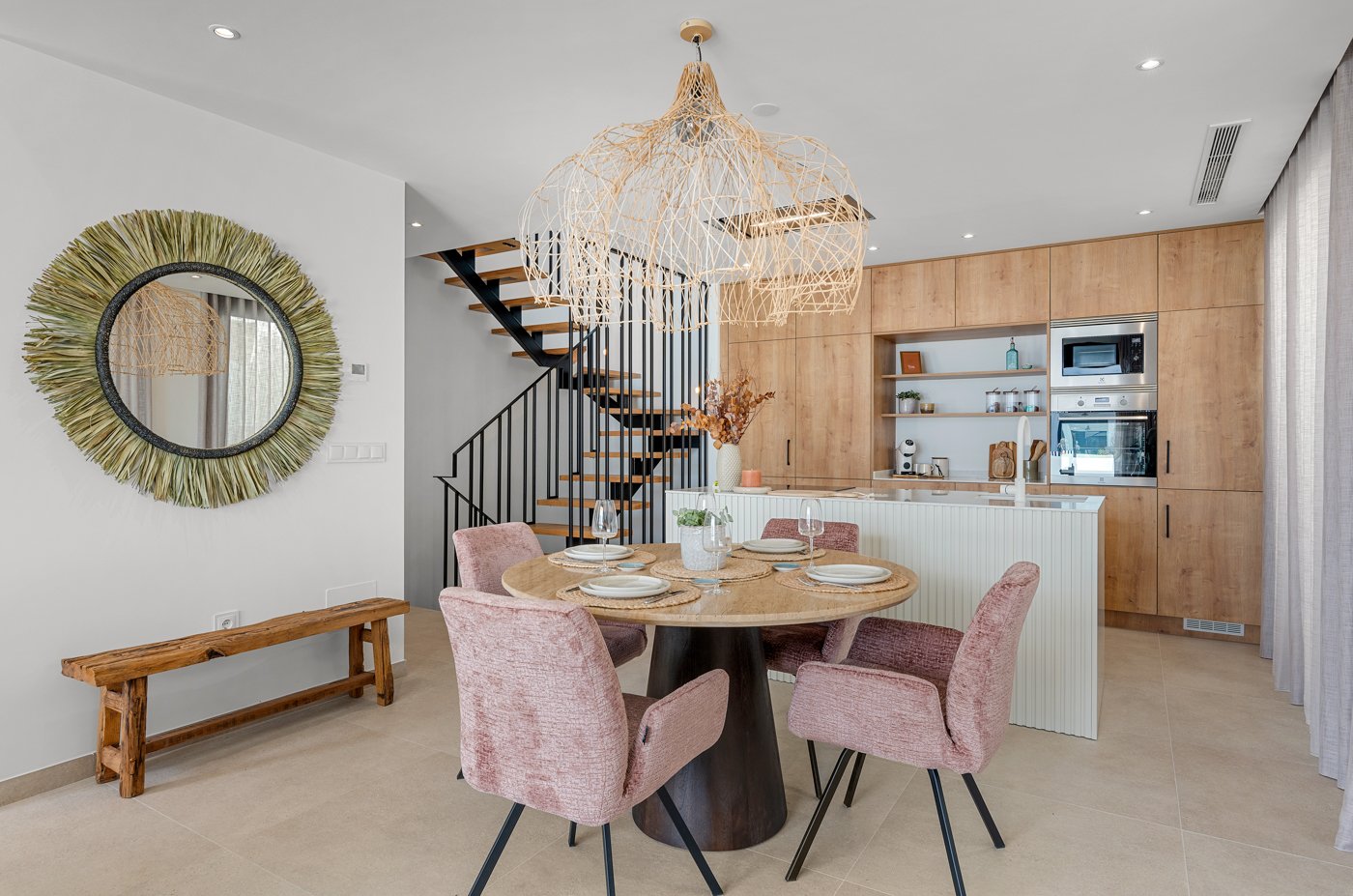 In der charmanten Ortschaft Dolores gelegen, bietet diese exklusive Sammlung von 10 Reihenhäusern eine ideale Wohnumgebung für diejenigen, die Ruhe u